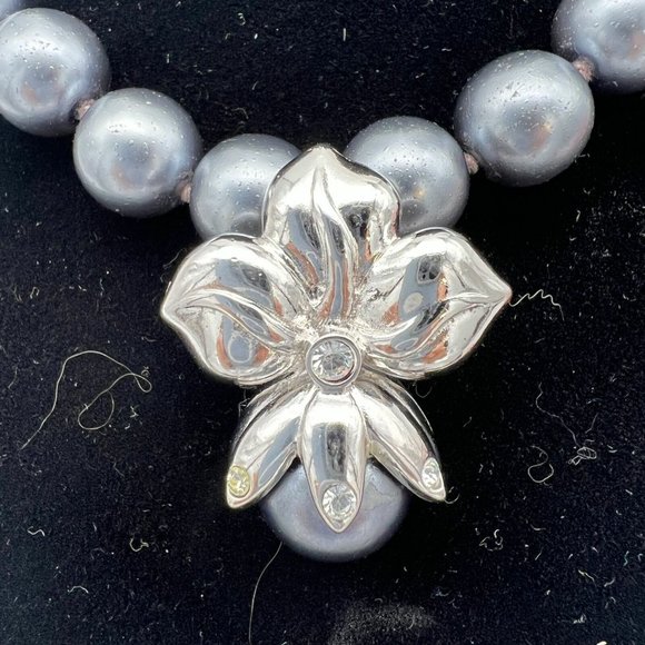 Shakira Caine Gray Faux Pearl Floral Necklace With Matching Clip-on Earrings - Picture 2 of 6